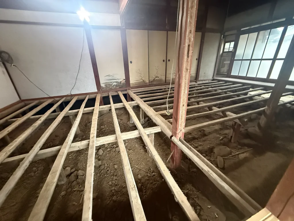 福岡県豊前市の空き家リフォームで床を解体している寝室の施工中