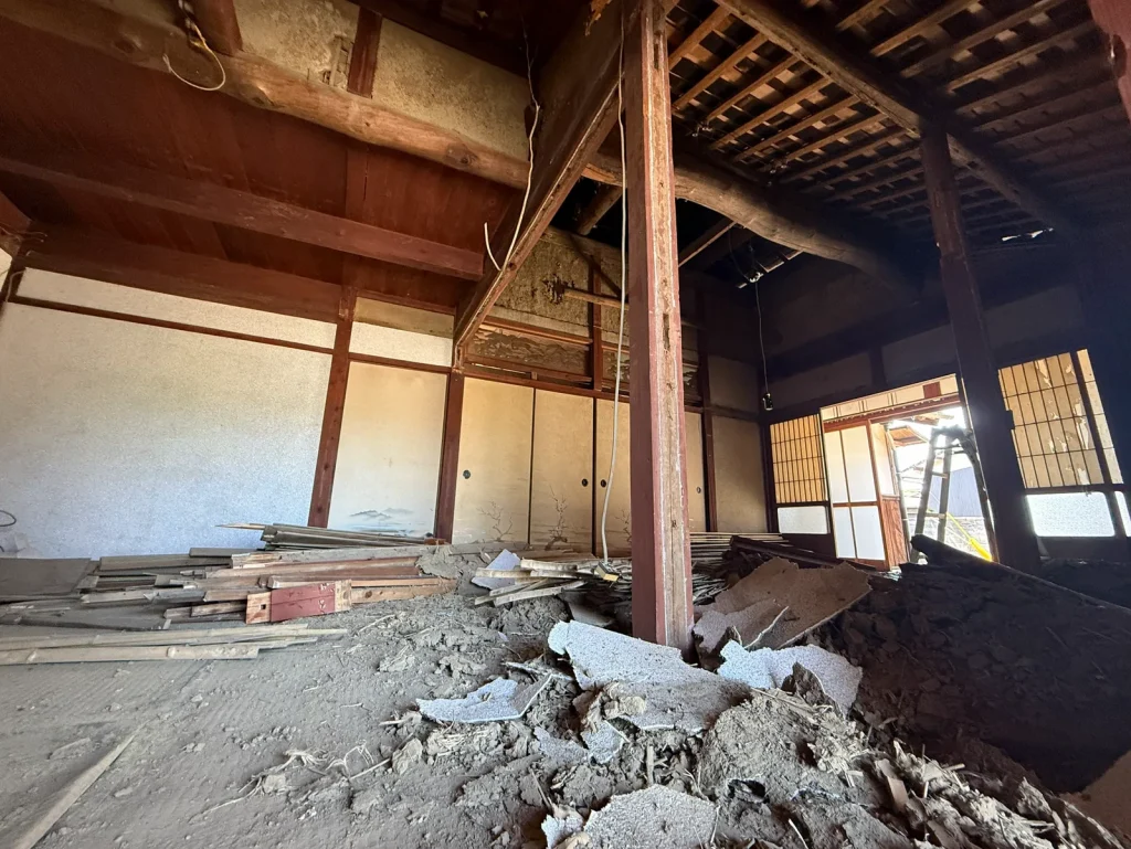 福岡県豊前市の空き家リフォームで解体前の寝室と和室まわり