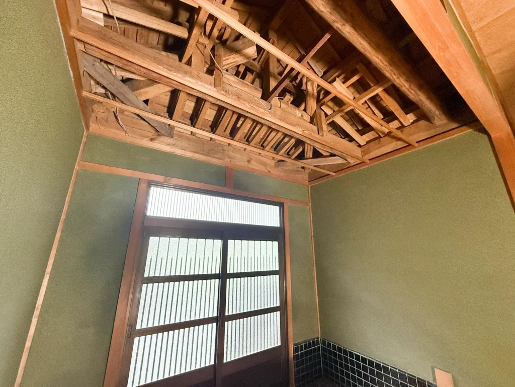 福岡県豊前市の空き家リフォームで施工前の玄関天井