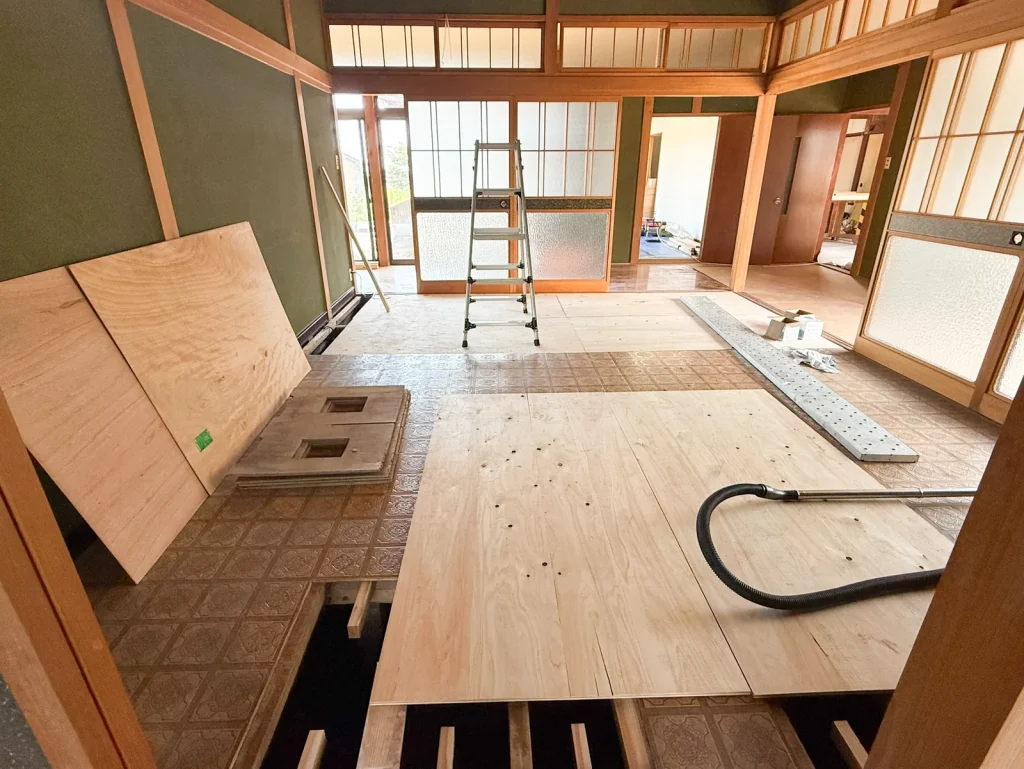 福岡県豊前市の空き家リフォームで床を補修している和室前廊下